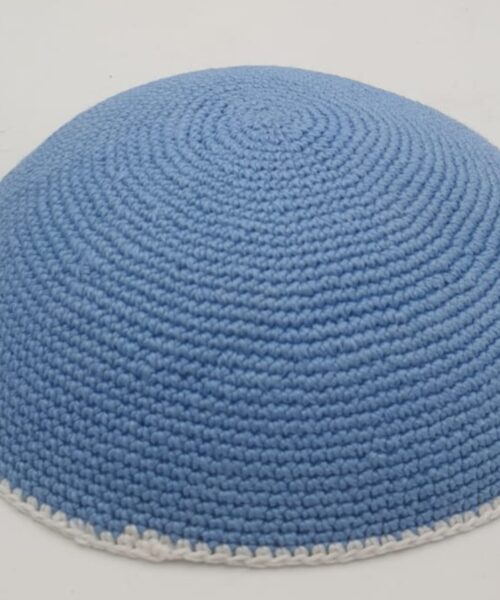 כיפה סרוגה תכלת פסטל פס לבן