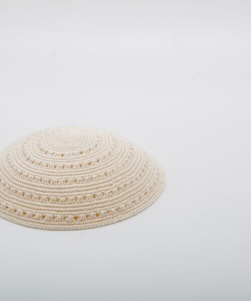 כיפה סרוגה בצבע קרם