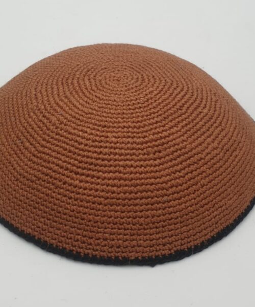 כיפה סרוגה חום פס חום כהה