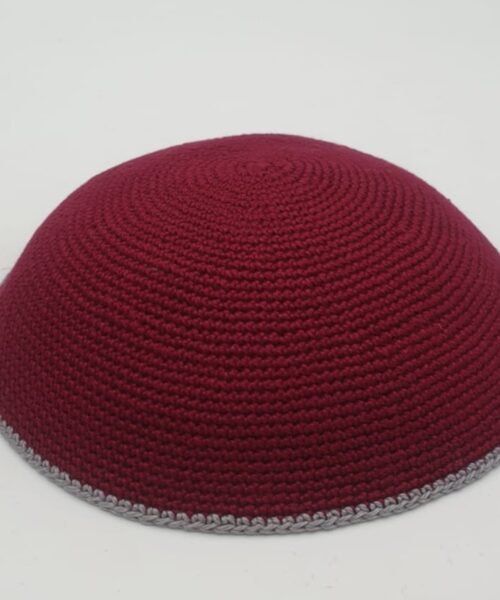 כיפה סרוגה בורדו פס אפור