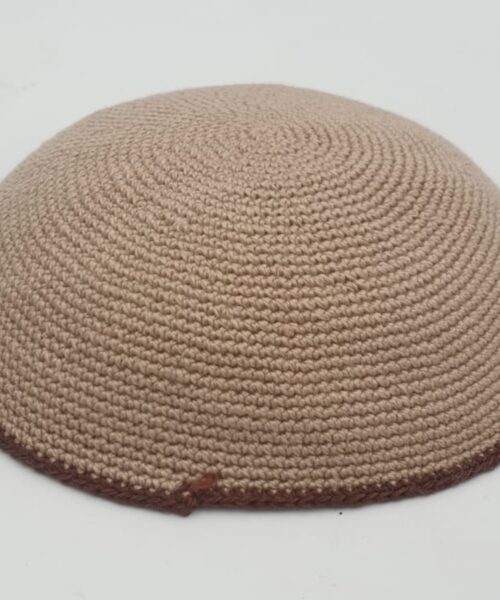 כיפה סרוגה חום בהיר פס חום