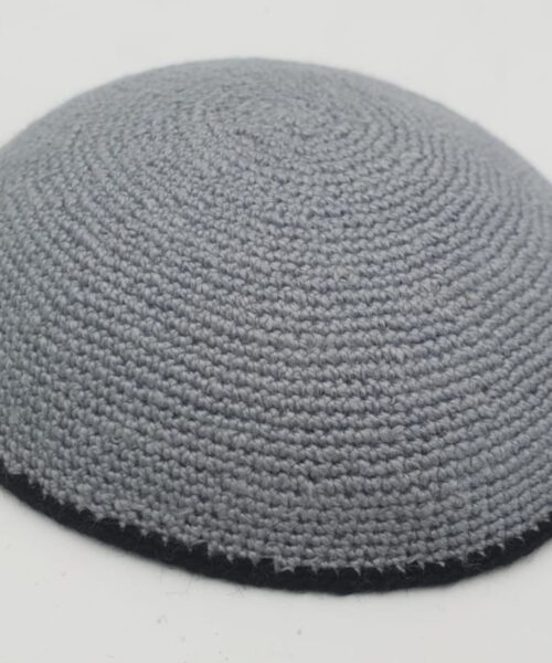 כיפה סרוגה אפורה פס שחור