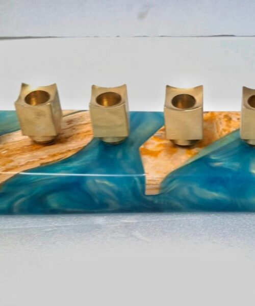 חנוכייה מאבן בגוון כחול-טורקיז עם בתי מתכת לנרות