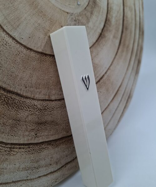 בית מזוזה מפסטיק קרם עם ש' כסף אלגנטית