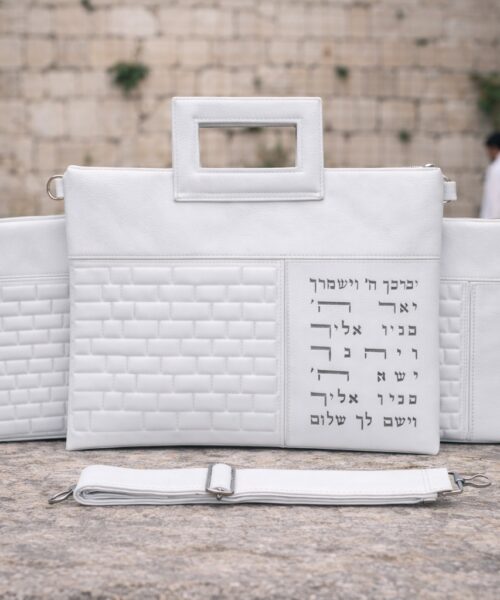 תיק לטלית ו 2 תפילין דמוי עור לבן אותיות בולטות כסף 45X31 סמ